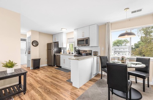 Roseville Apartment | Roomy 1BR Upper Flat in the Heart of Roseville