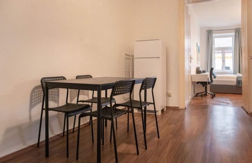 Wahring Apartment | Roomy 2BR Apt. Near AKH -Perfect for Longstays