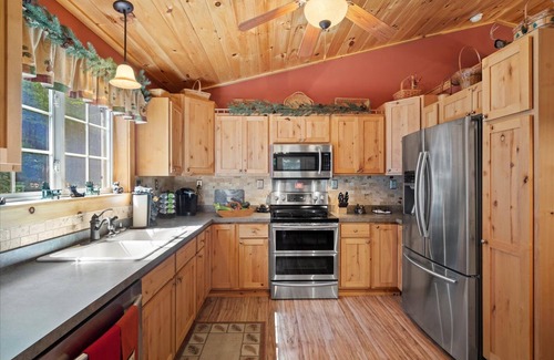 Old Forge Cabin | Roomy 3BR Cabin, easy access to snowmobile trail 4 & Hollywood Hills beach/boat