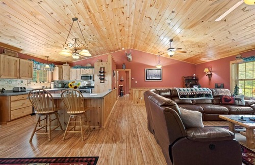 Old Forge Cabin | Roomy 3BR Cabin, easy access to snowmobile trail 4 & Hollywood Hills beach/boat