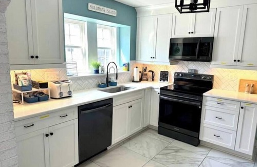 Solomons Apartment | Roomy BR w/ private bath in the heart of Solomons