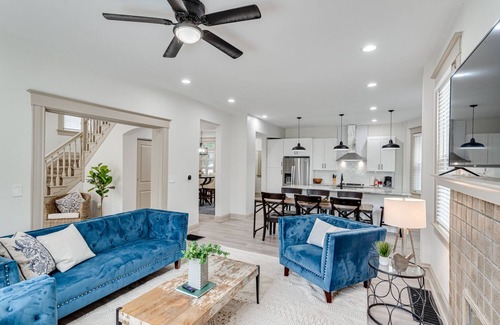 Mount Auburn House | ROOMY, COMFY, and CONVENIENT Historical Home
