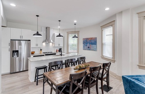 Mount Auburn House | ROOMY, COMFY, and CONVENIENT Historical Home
