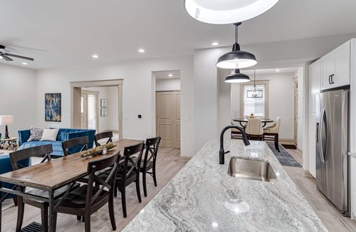 Mount Auburn House | ROOMY, COMFY, and CONVENIENT Historical Home