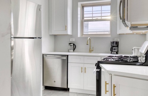 Evanston Apartment | Roomy Evanston 2BR w/ W/D, 1 mile to Northwestern campus, by Blueground