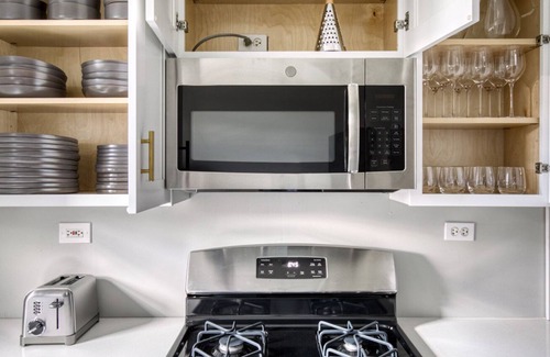 Evanston Apartment | Roomy Evanston 2BR w/ W/D, 1 mile to Northwestern campus, by Blueground