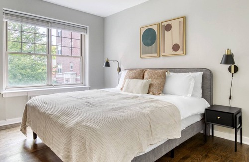Evanston Apartment | Roomy Evanston 2BR w/ W/D, 1 mile to Northwestern campus, by Blueground
