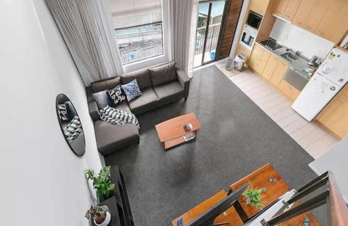 Eden Terrace Apartment | Roomy Loft 2 Bedroom w/Free Parking Zodiak Stays