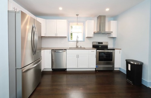 Manchester House | Roosevelt House, sleeps 12, weddings, Big groups, Parking, 2 full kitchens