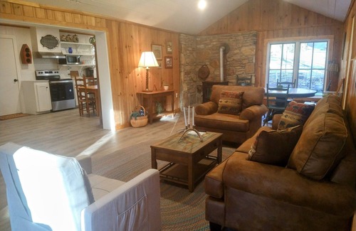 Wiley Cottage | Rose Bud Cottage by Lake Burton!