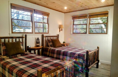 Wiley Cottage | Rose Bud Cottage by Lake Burton!