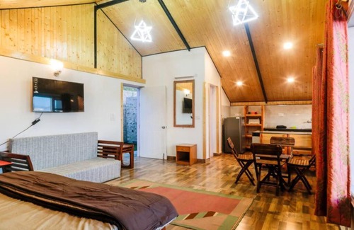 Shimla Apartment | Rose Cottage at Mashobra's Private Heritage by Roamhome