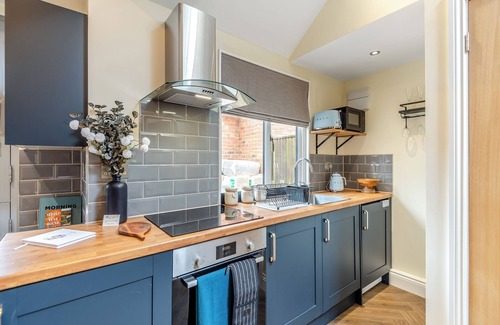 Chipstead Cottage | Rose Cottage - UK49048