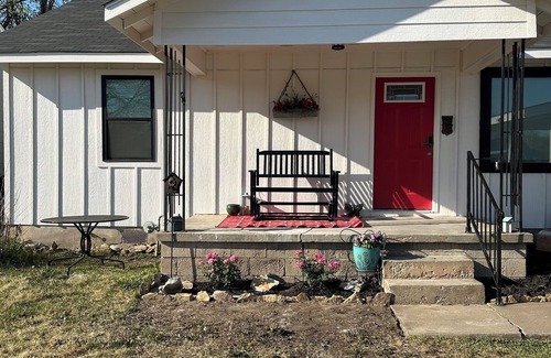 Broken Arrow House | Rose District Charming 3-bedroom house in Broken Arrow with fast wifi