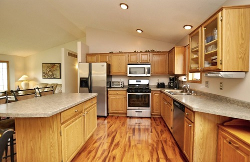 Glendale House | Rose House-Spacious 4 Bdrm- 2 bath house -4 Miles from Mayo Clinic-St.Mary's
