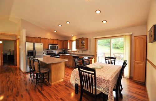 Glendale House | Rose House-Spacious 4 Bdrm- 2 bath house -4 Miles from Mayo Clinic-St.Mary's