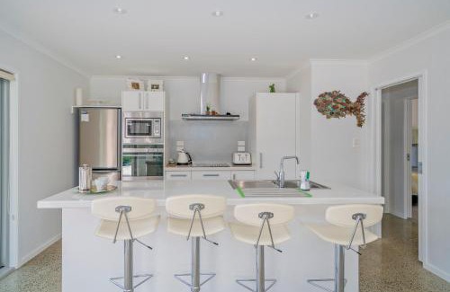 Matarangi House | Rose's Beach Pad - Matarangi Holiday Home