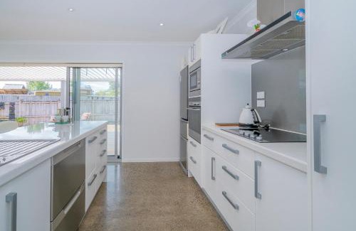 Matarangi House | Rose's Beach Pad - Matarangi Holiday Home