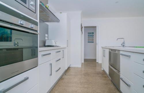 Matarangi House | Rose's Beach Pad - Matarangi Holiday Home