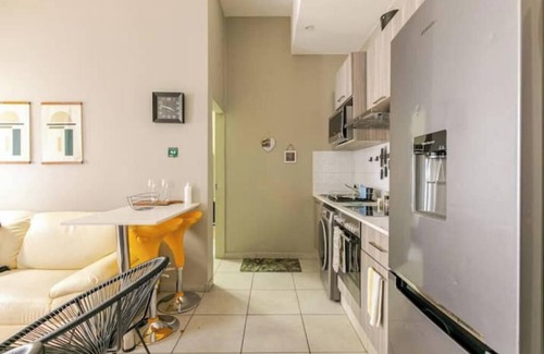 Greater Johannesburg Metropolitan Area Condo | Rosebank Stylish 1-bedroom condo free Wifi/Cinema