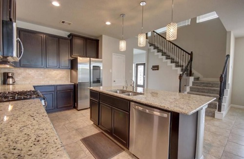 Rosenberg House | Roseberg/Suglarland 3-BR - Extended Stay 30 days