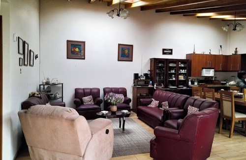 Guayllabamba Ski Chalet | "RoseGarden" your unforgettable refuge, 3-bedroom in Guayllabamba with WiFi