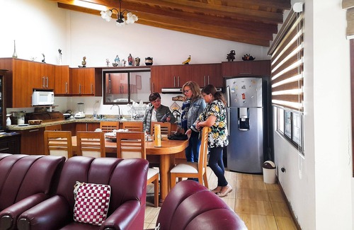 Guayllabamba Ski Chalet | "RoseGarden" your unforgettable refuge, 3-bedroom in Guayllabamba with WiFi