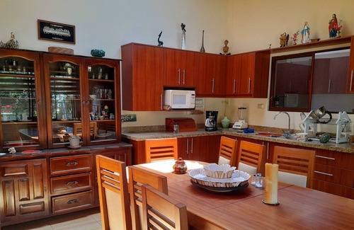 Guayllabamba Ski Chalet | "RoseGarden" your unforgettable refuge, 3-bedroom in Guayllabamba with WiFi