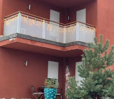 Zoldmal Apartment | RoseHill Garden Family Villa with a Great Budapest View
