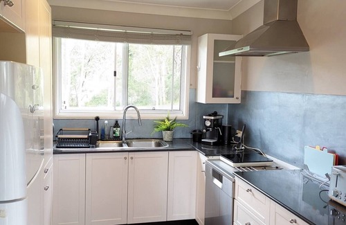 Erowal Bay House | Rosella - Bay & Bush Retreat - 5 mins to Hyams Beach, Jervis Bay, pet-friendly