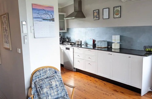Erowal Bay House | Rosella - Bay & Bush Retreat - 5 mins to Hyams Beach, Jervis Bay, pet-friendly