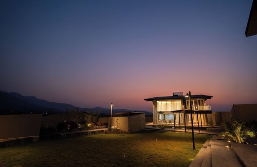 Igatpuri Villa | Rosemary Villa, Igatpuri by Ebony Stays: Luxurious 5 BHK Villa with Pool & Views
