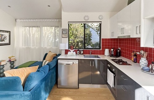 Roseville House | Roseville Cottage | Free Parking | Pet Friendly