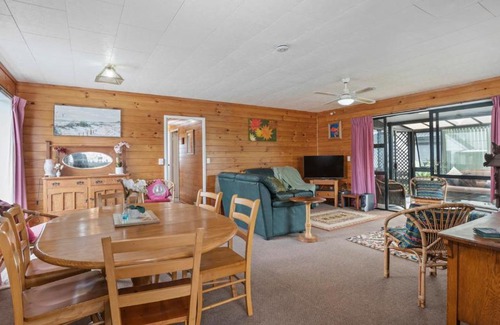 Snells Beach House | Roseville - Snells Beach Holiday Home
