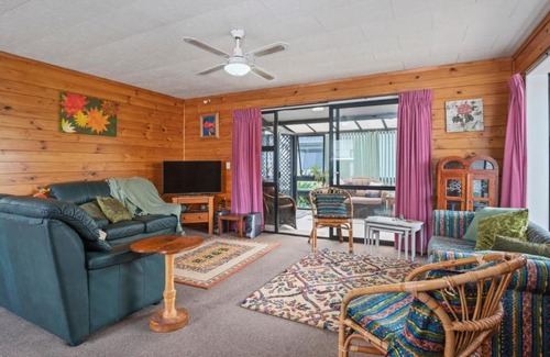 Snells Beach House | Roseville - Snells Beach Holiday Home
