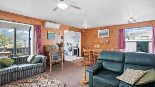 Snells Beach House | Roseville - Snells Beach Holiday Home