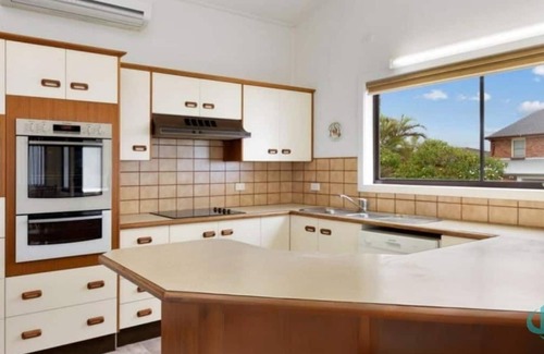 Caves Beach House | Rosies Family Spa Retreat - dogs on request