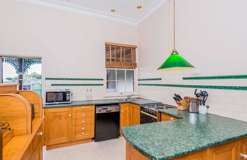 Grafton Villa | Rosslyn, 1889 heritage home with 5 Bedrooms and authentic furnishings