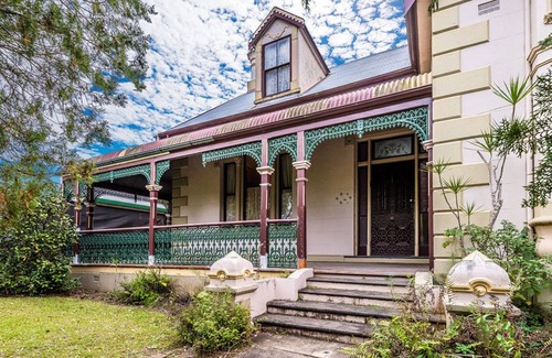 Grafton Villa | Rosslyn, 1889 heritage home with 5 Bedrooms and authentic furnishings