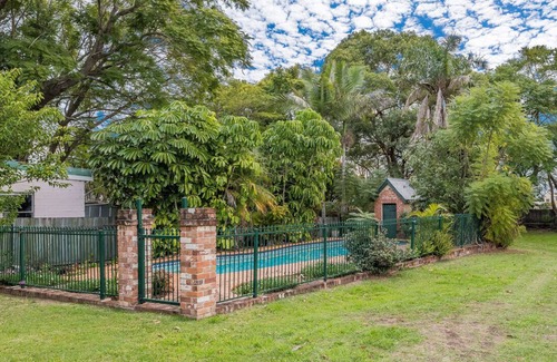 Grafton Villa | Rosslyn, 1889 heritage home with 5 Bedrooms and authentic furnishings