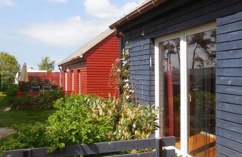 Rakow Apartment | Rotes Strandhaus mit Boot am Salzhaff, 50m zum Strand