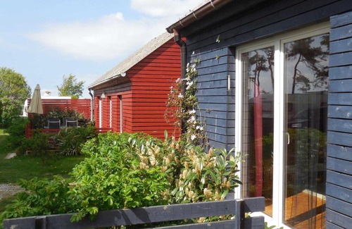 Rakow Apartment | Rotes Strandhaus mit Boot am Salzhaff, 50m zum Strand