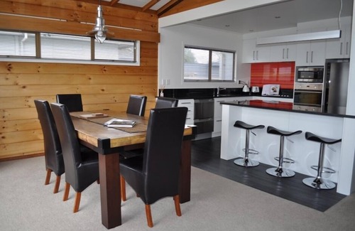 Kawaha Point House | Rotorua Lakeside Pourakau Bay Holiday Bach/House