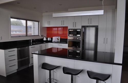 Kawaha Point House | Rotorua Lakeside Pourakau Bay Holiday Bach/House