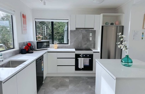 Lynmore House | Rotorua Redwood Retreat