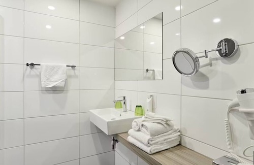 Zestienhoven Hotel | Rotterdam Convenience – Onsite Dining & Airport Access!