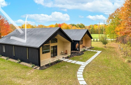 Geneva Cottage | Rouge No.2 Modern 2b/2b Wine Cottage in Heart of Geneva Wineries