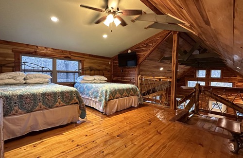 Leitchfield Cabin | Rough River Lake Vacation Rentals Fernwood Cabin, hot tub