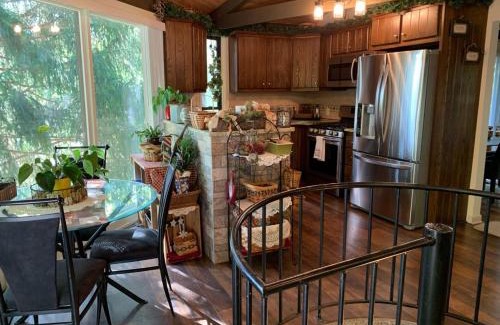 Bedford House | Round Cabin - 5 Min to Bedford PA - Deck - Hike- Golf