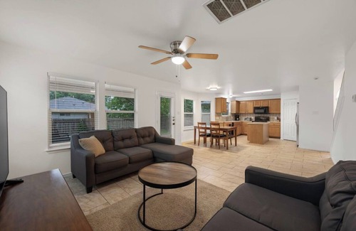 Round Rock House | Round Rock 3-bedroom house with loft office +Yard+WiFi, AC- Near Kalahari